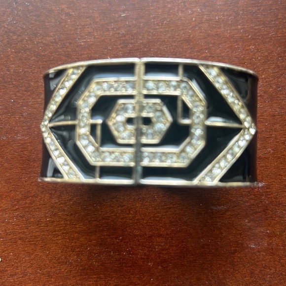 VINTAGE ART DÉCO BLACK ENAMEL CLAMPER BANGLE HINGED GOLD TONE RHINESTONED - Picture 6 of 9